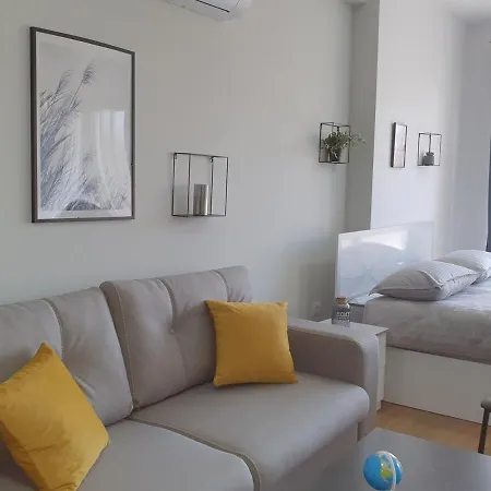 Executive Medreseja Ac Lift Wifitv Balcony * Tirana