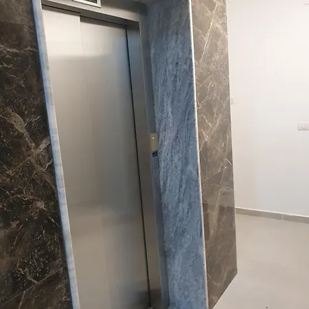 Executive Medreseja Ac Lift Wifitv Balcony * Tirana